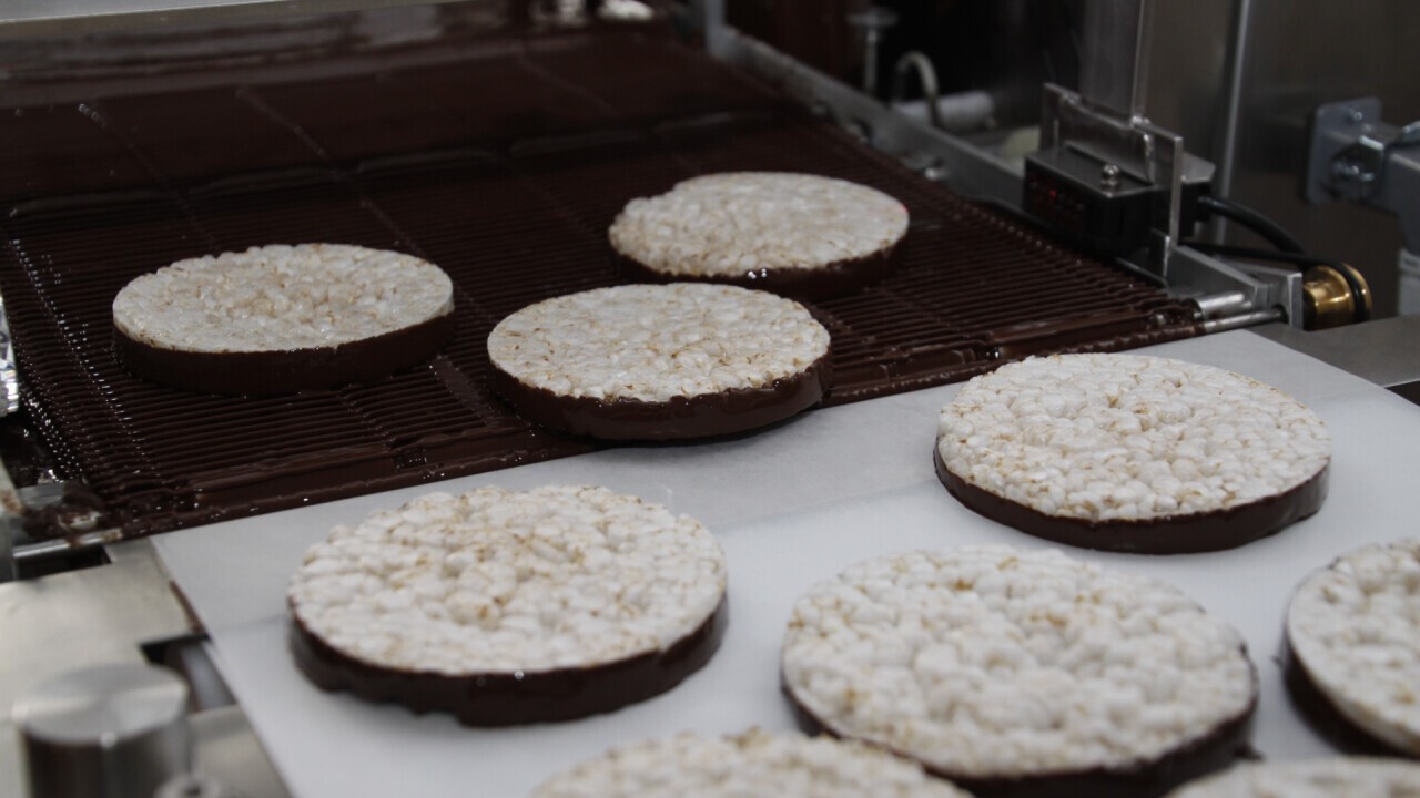 Enrobing the bottom and the sides of a rice cake