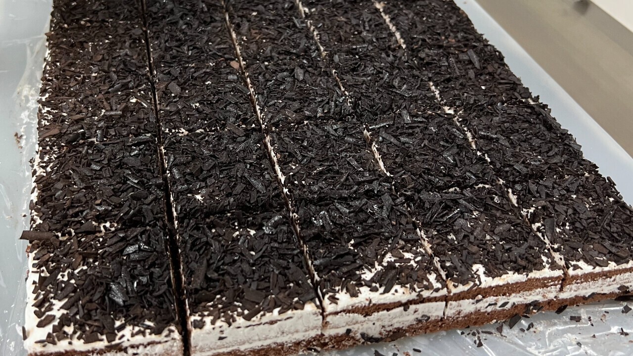Schwarzwälder Kirschtorte schneiden