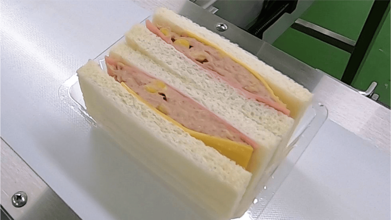 Cutting Mayotuna sandwich into half