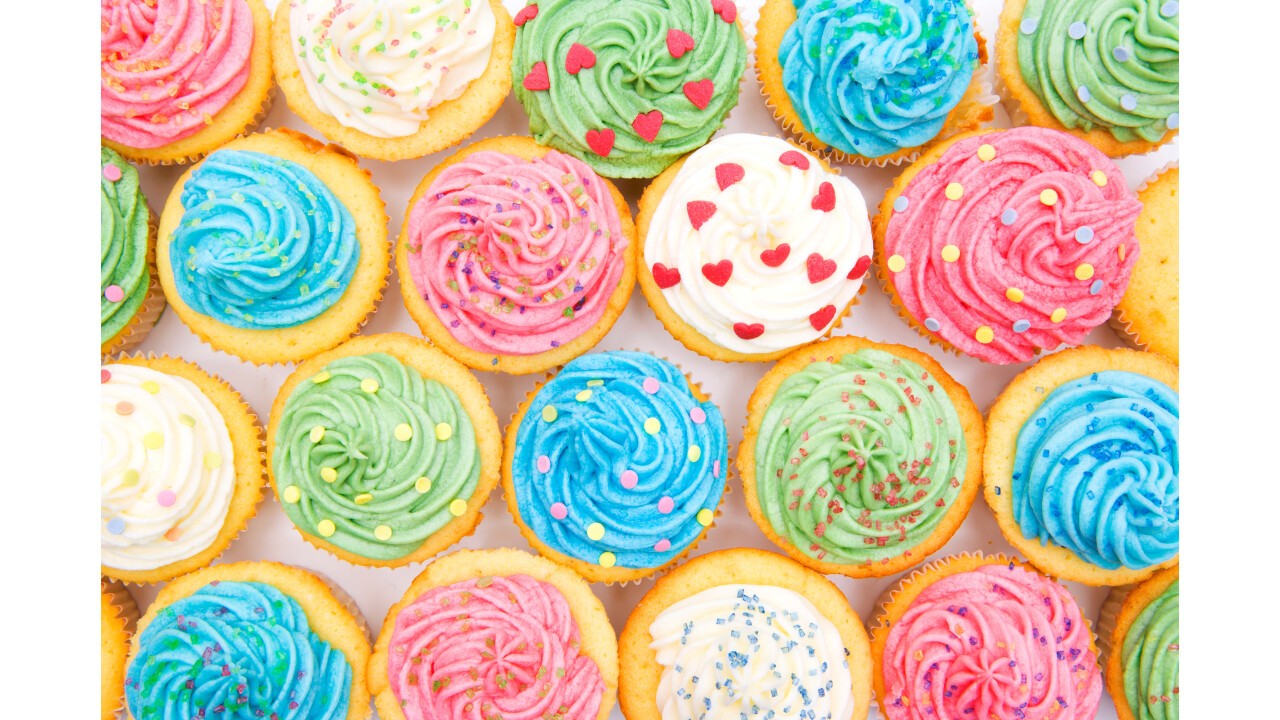 Zitronenmuffins mit bunten Sahnehauben
