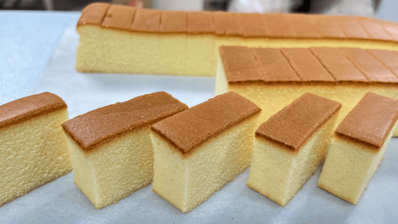 Cutting sponge Cake
