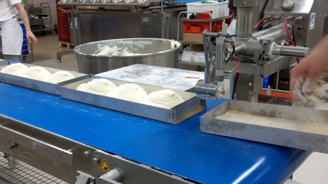 Cake production with dosing system