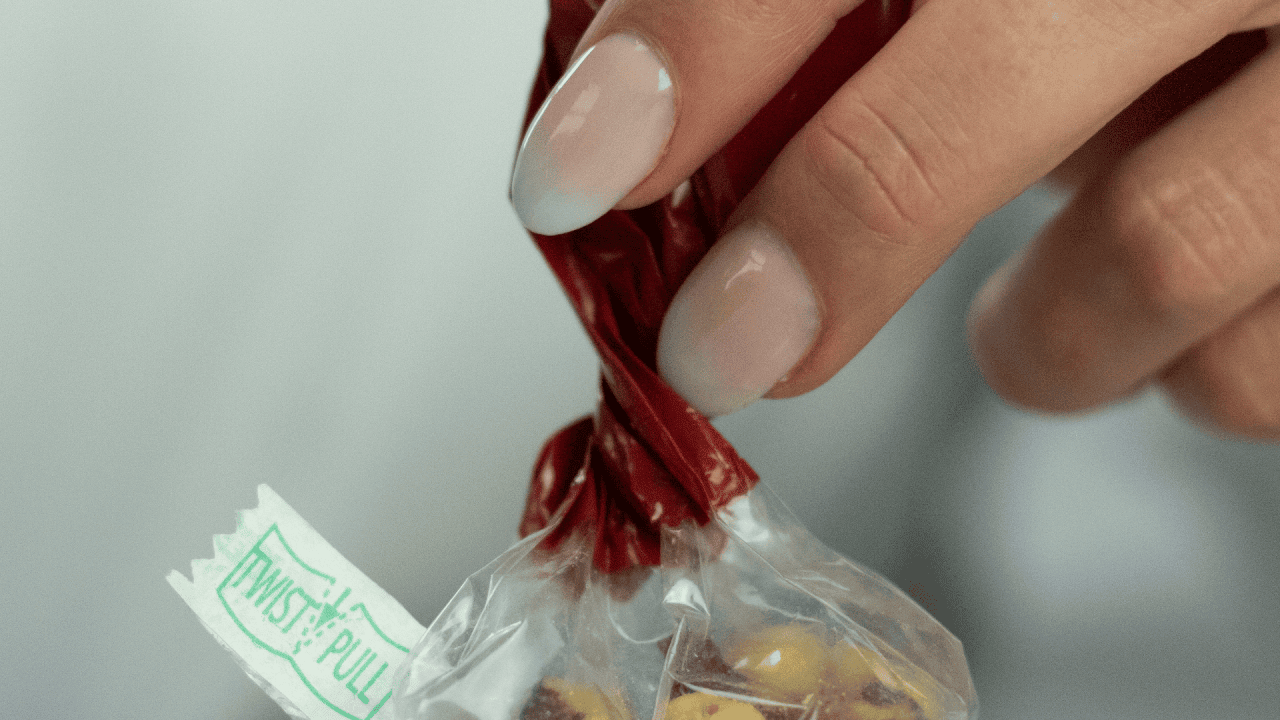 Zum Wiederverschließen/Wiederverwenden: Nachdem Sie Ihre Backwaren, Kekse oder was auch immer entnommen haben, ziehen Sie die Tasche fest, indem Sie den Hals drehen und mit dem Verschluss wieder sichern (abgebildet mit unserer grünen Variante des Nachfüllpapiers).