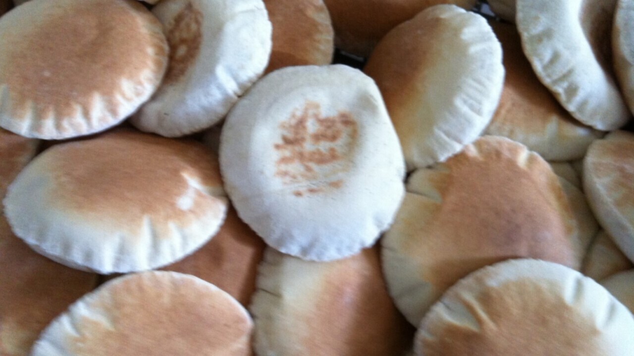 Frisch gebackenes Pita-Taschenbrot mit goldbrauner Kruste, hergestellt auf Maschinen von Farhat Bakery Equipment.