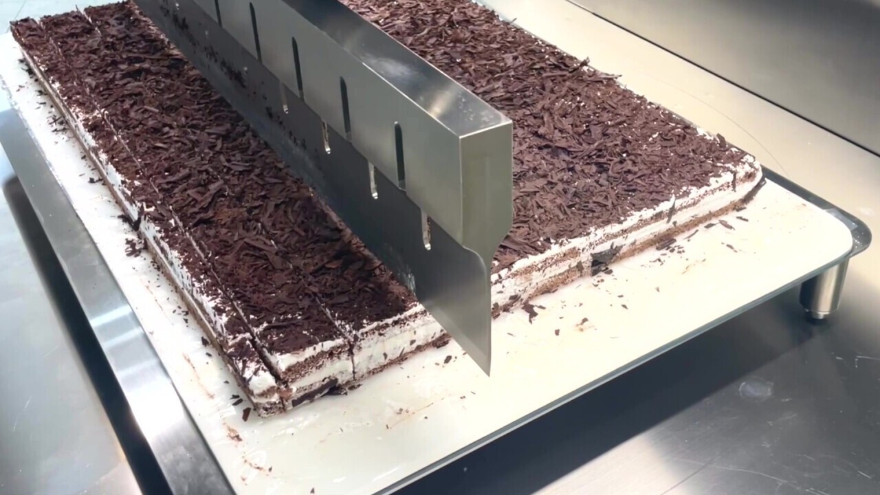 Schwarzwälder Kirschtorte schneiden