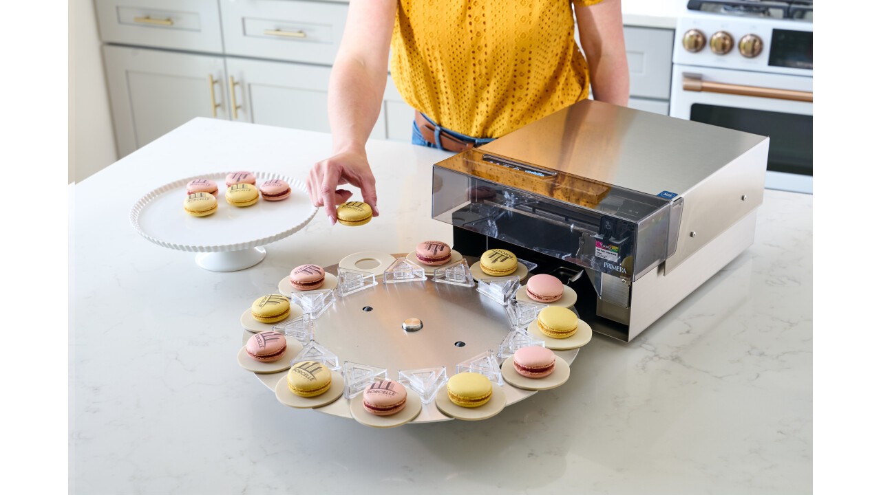 Eddie printing on macarons