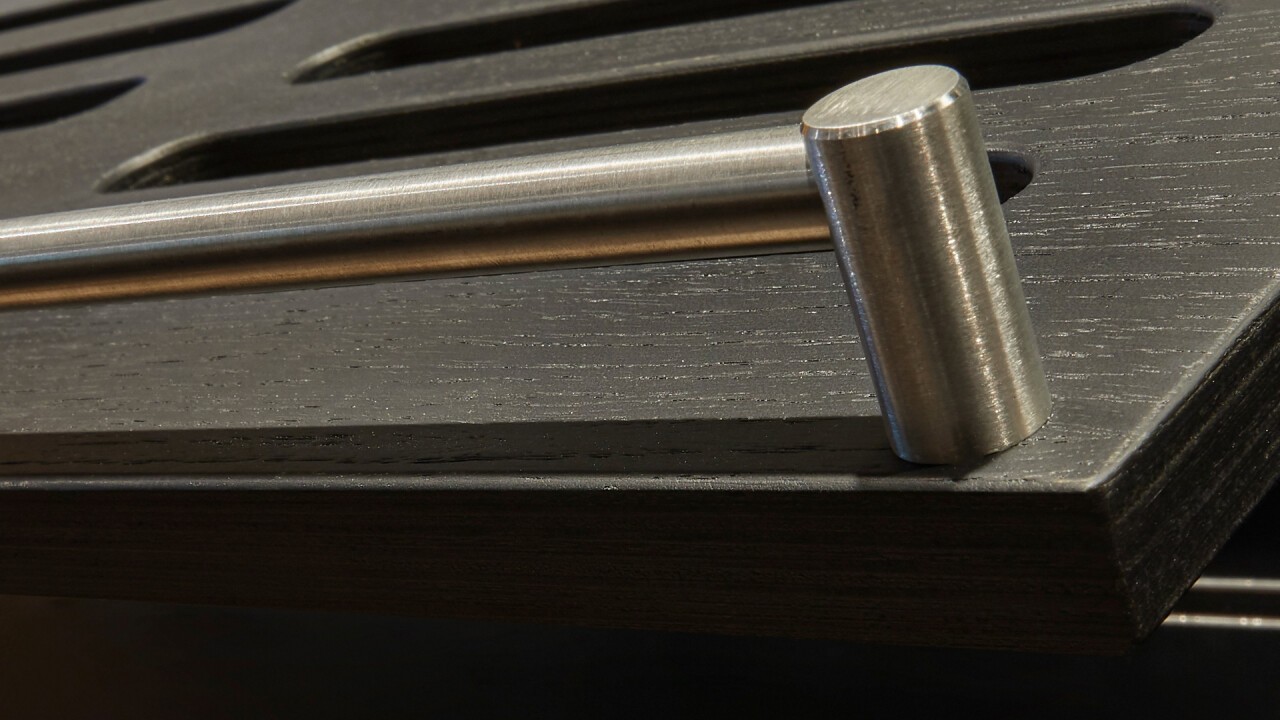 Ein Blick auf die Regalreling des Inszena Brotregalsystems, welche dafür zuständig ist, dass die Backwaren auch beim Verstellen des Winkels sicher auf ihrem Platz bleiben. Je nach Vorliebe können hier sowohl digitale Preisschilder als auch analoge, handgeschriebene Kärtchen angebracht werden.