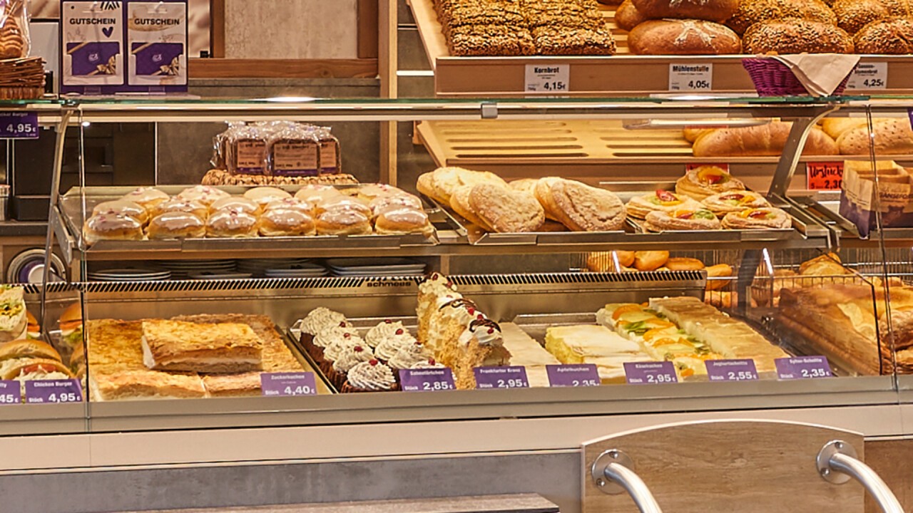 Ausgeklappt: Mit aktiver Zwischenetage verwandelt sich die Theke in zwei verkaufsstarke Ebenen – das Bäckereisortiment wird dynamisch präsentiert und der Verkaufsraum optimal genutzt.