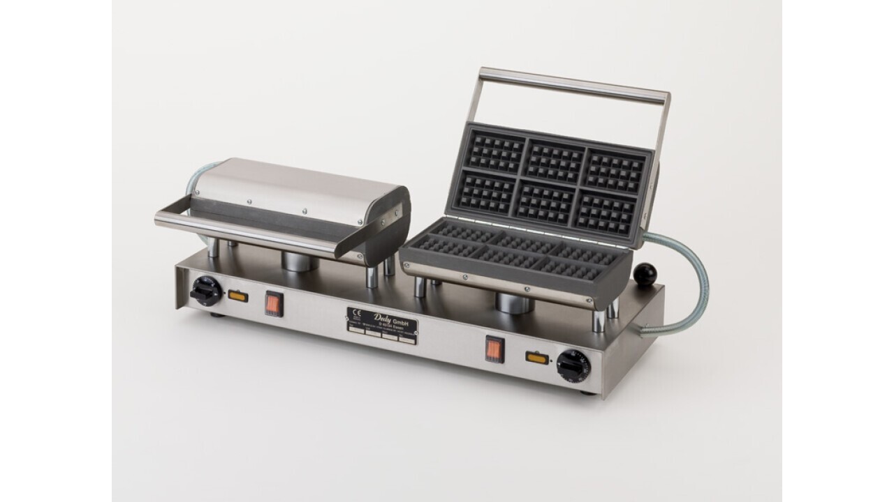 Waffle baking machine