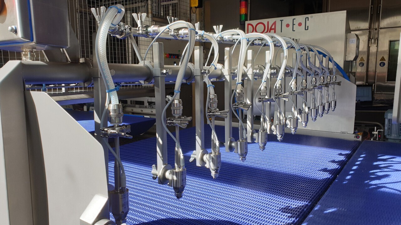 Inline spray system with pulsating airless guns