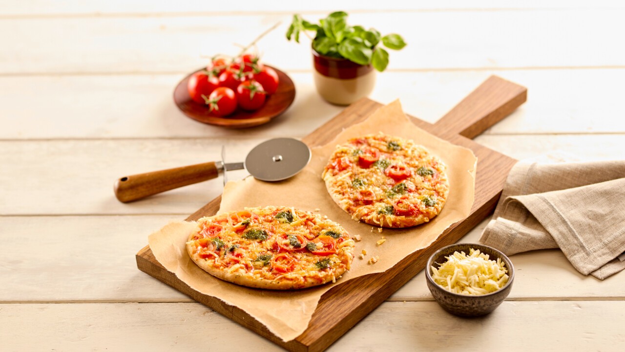 Veganer Pizza-Snack Margherita mit Basilikum-Topping