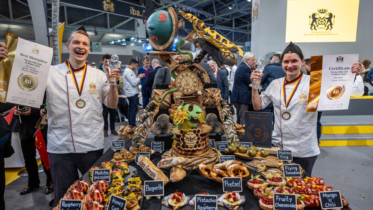 THE iba.UIBC.CUP OF BAKERS 2023 Award ceremony of the iba.UIBC CUP of Bakers 2023 on the stage of the iba.FORUM. Here are the happy winners of 3rd place - Team Germany - Nicole and Patrick Mittmann in front of their ‘Animal World’.