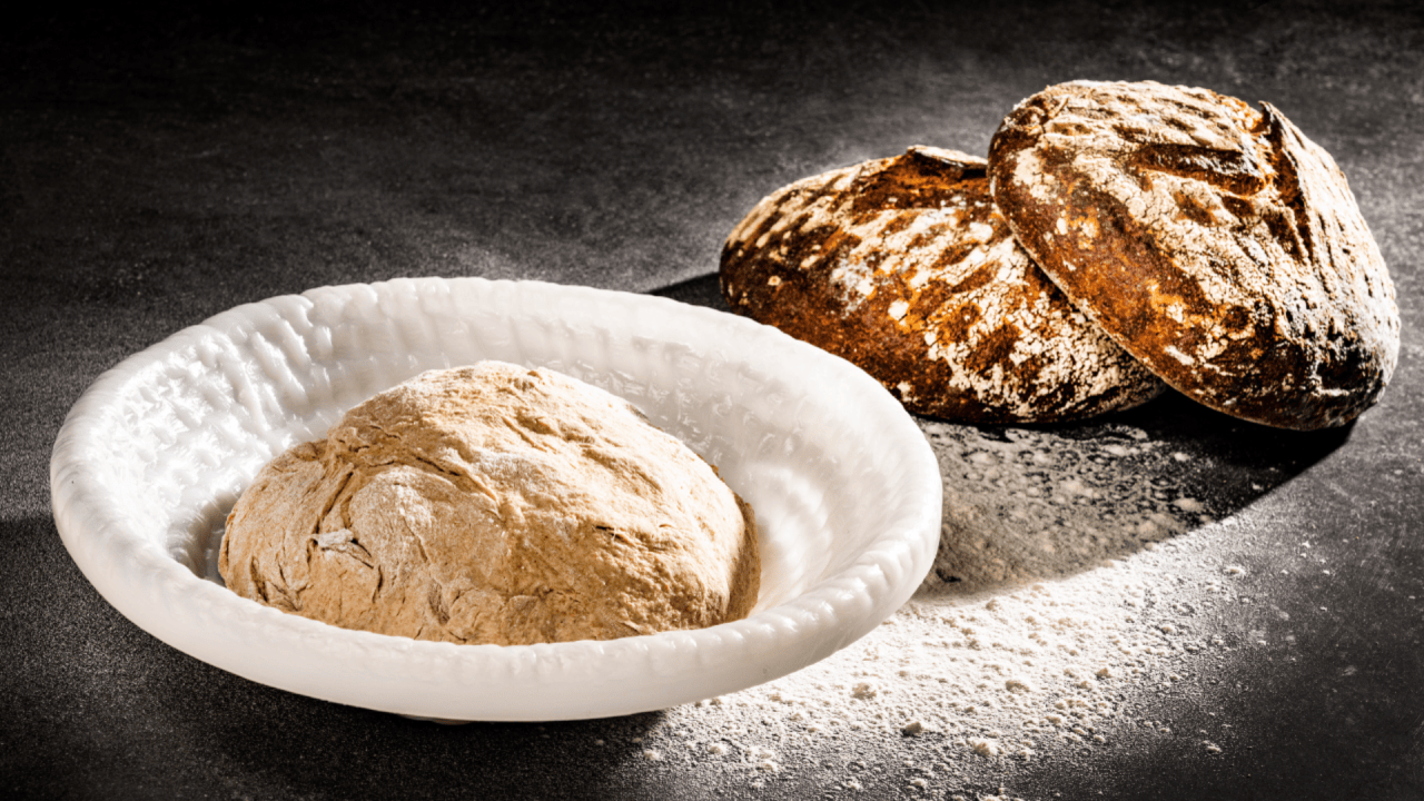 Brotgärform rund mit Korbstruktur, mit Teig und Broten