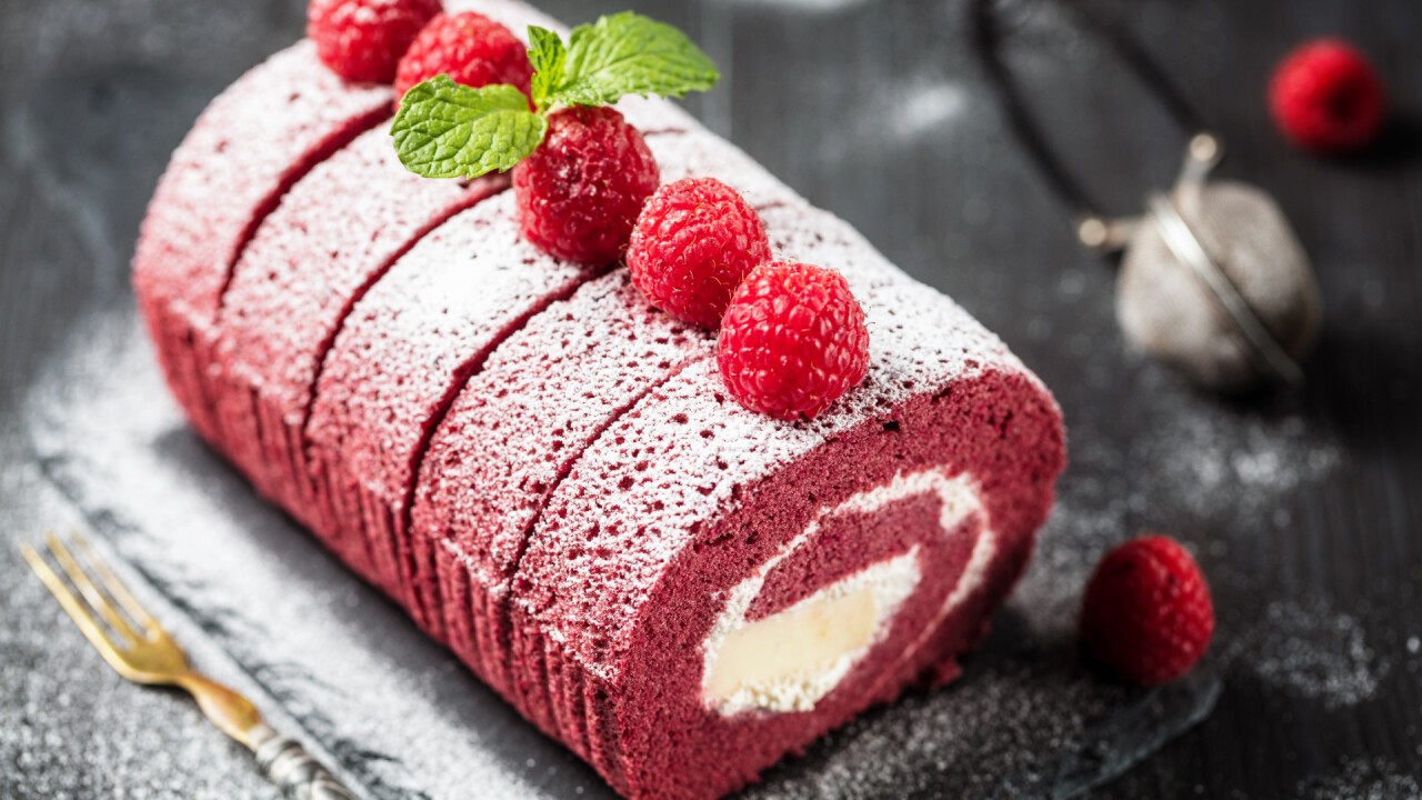 Himbeer-Biskuit-Rolle mit Vanillecreme