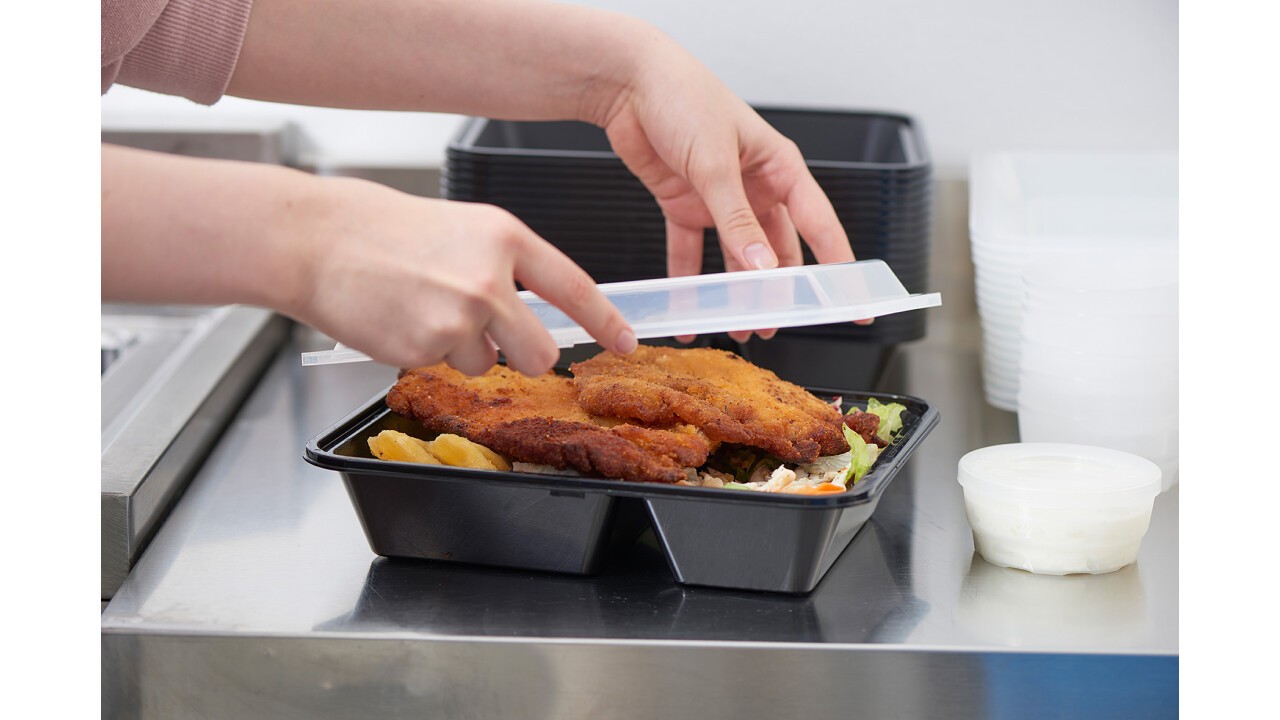 Schnitzel mit Pommes und Salat