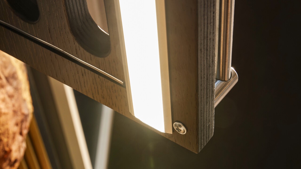 Inszena verfügt über ein eigenes Lichtsystem, bei dem jedes Brotregal – unabhängig von der Länge – nach Wunsch mit LED-Schienen ausgestattet werden kann. Das Licht sorgt für eine gleichmäßige Ausleuchtung der Ware, ohne Schattenbildung. Da die LEDs keine Wärme abgeben, bleiben die Produkte unversehrt.