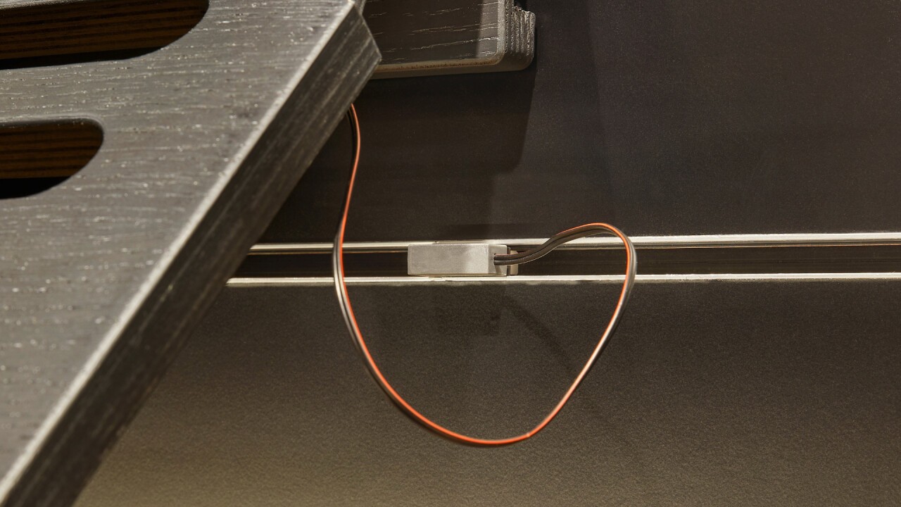 In der Rückwand des Brotregals sind schmale Trägerschienen verankert, in die Böden, Körbe, Roste oder andere Warenträger in individueller Größe und Form eingehängt werden können. Jede zweite Schiene dient zusätzlich als Stromversorgung, sodass jedes Regal bei Bedarf beleuchtet werden kann. Die Position der Elemente ist flexibel und kann nach Belieben angepasst werden.