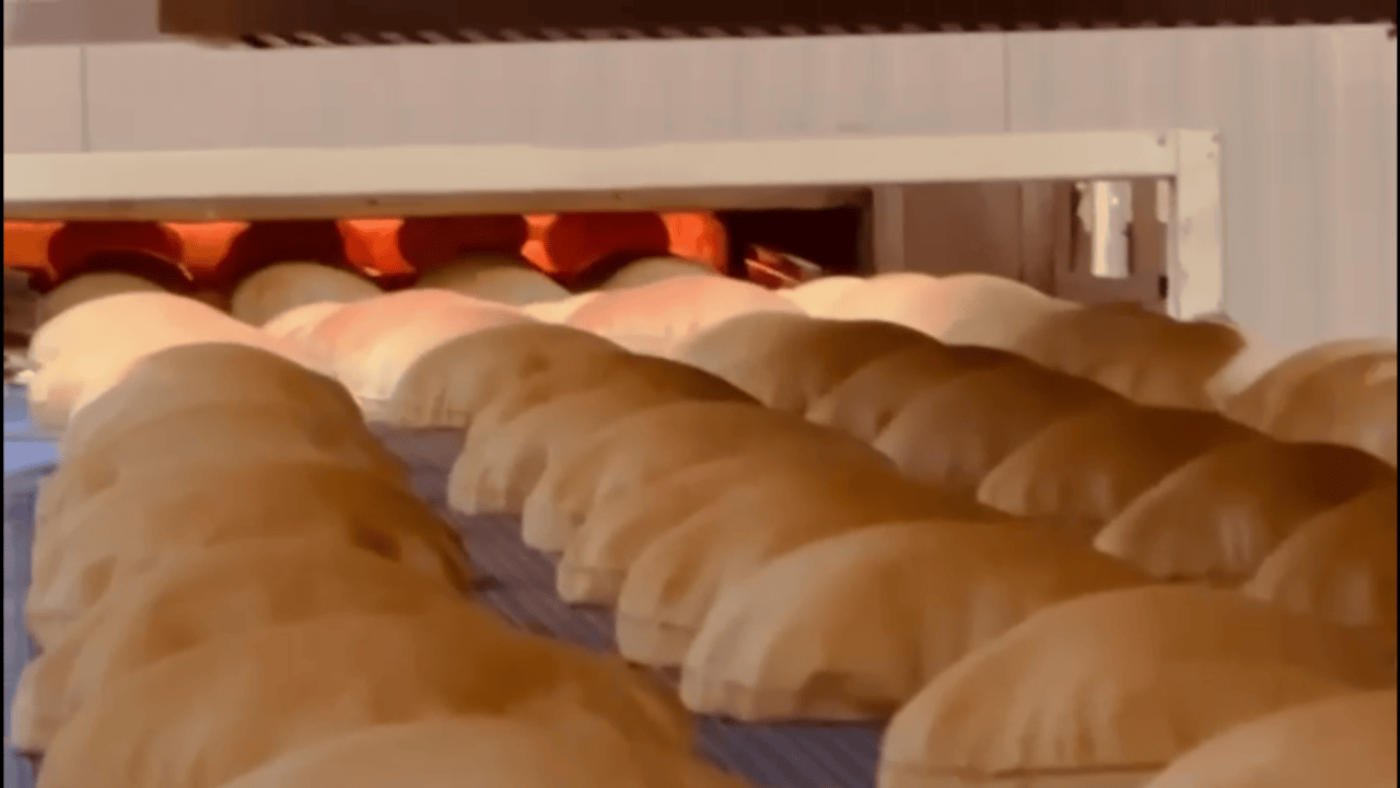Baking perfection – Farhat’s high-temperature tunnel ovens ensure optimal puffing and uniform baking of Lebanese pita bread.