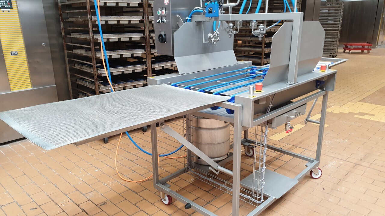 Standalone spray system with baking tray transport
