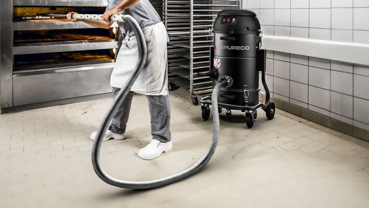 Effortlessly cleaning hot ovens with our XM 20 Oven