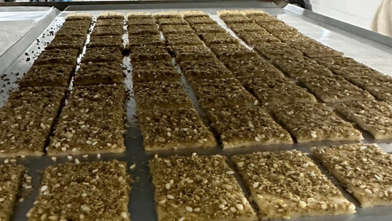 Cracker in der Gärphase – so kann der Teig vor dem Backen Struktur und Geschmack entwickeln, für eine perfekt knusprige Oberfläche!