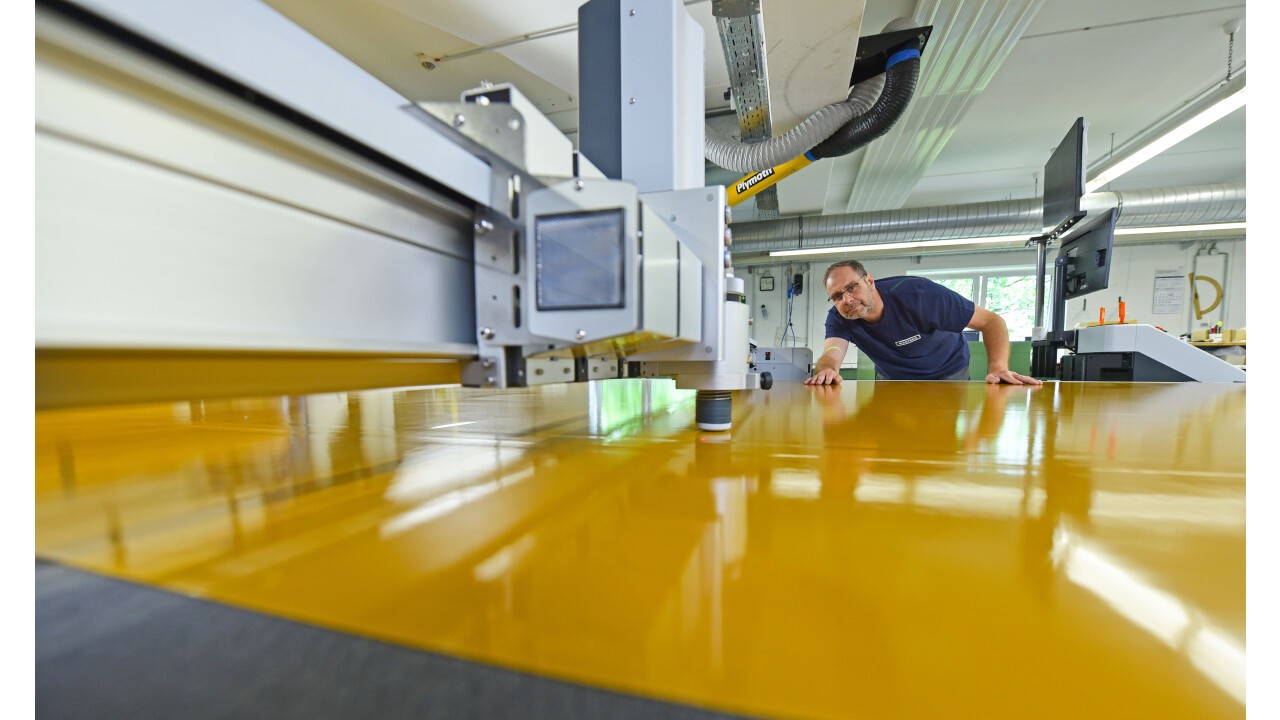 Kurvenbandfertigung Digital Cutter