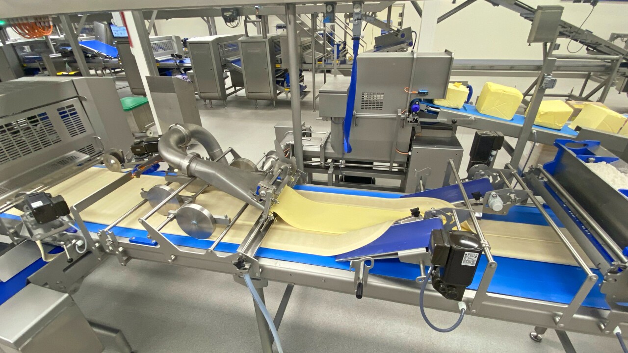 The fat pump turns fat blocks into a continuous sheet. After the fat sheet is applied to the dough sheet, it is encapsulated by the dough. The mobile fat pump can be fully dismantled for fast and easy cleaning.