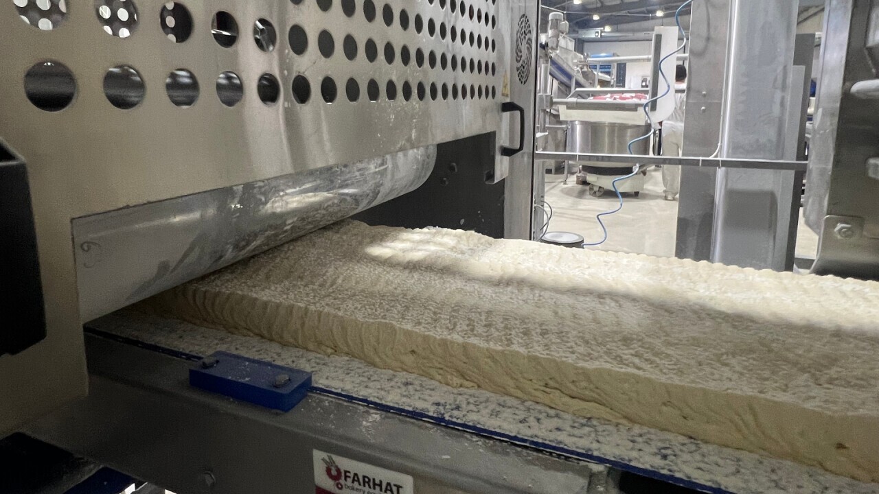 Präzision in Bewegung – Eine Nahaufnahme unseres fortschrittlichen Teigausrollsystems, das eine gleichmäßige Teigdicke für perfekte Fladenbrote gewährleistet.