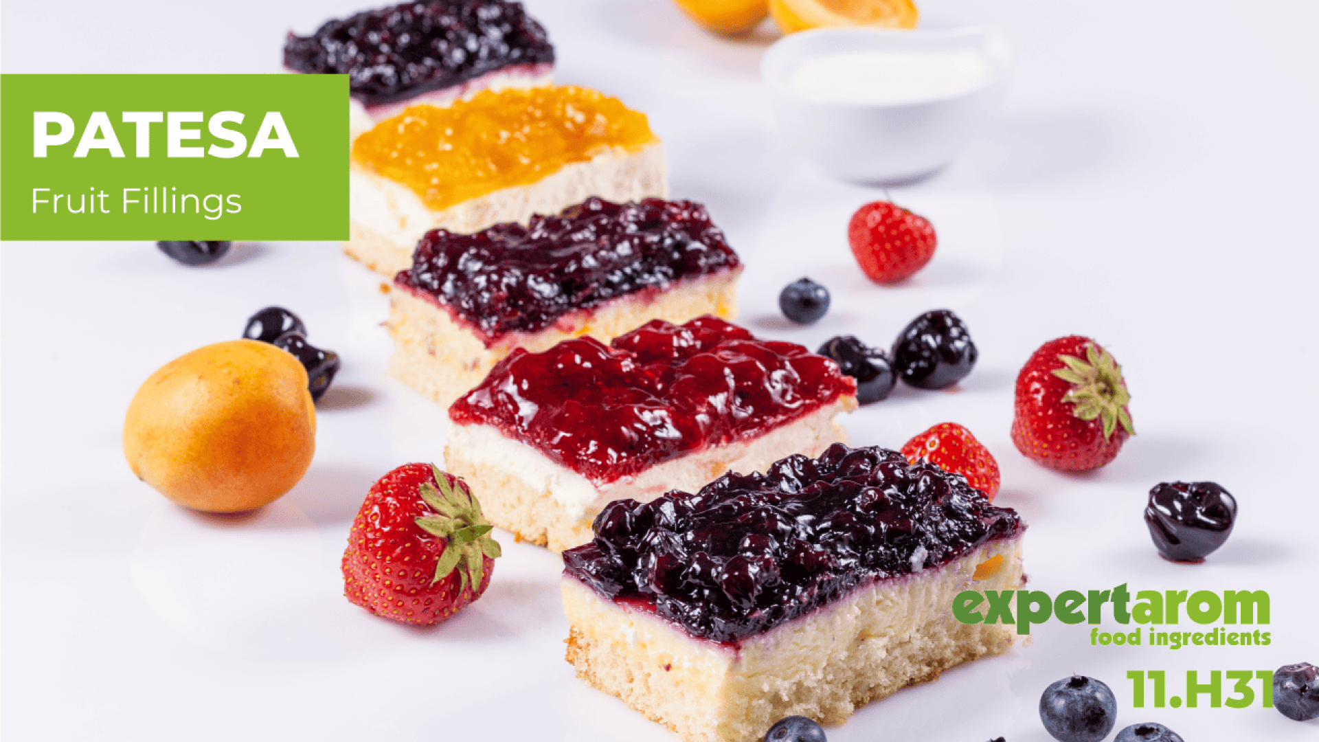 Vier Kuchenstücke mit verschiedenen Fruchtfüllungen (Blaubeere, Kirsche, Himbeere und Aprikose) sind in einer Reihe angeordnet. Im Hintergrund stehen frische Früchte und eine Schüssel Sahne. Der Text lautet: PATESA-Fruchtfüllungen und expertarom-Lebensmittelzutaten.