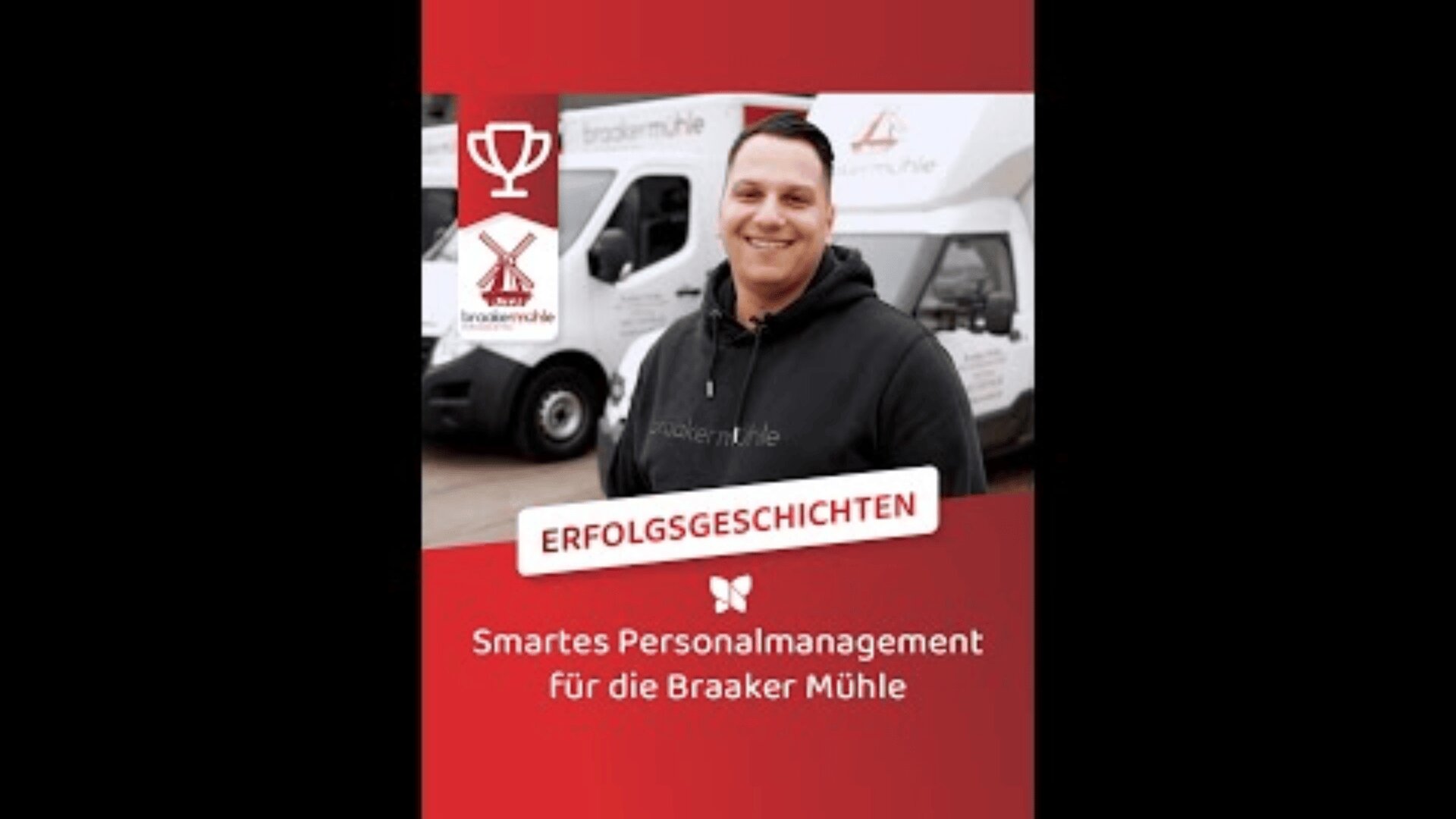 Eine lächelnde Person in einem dunklen Kapuzenpulli steht vor einem weißen Lieferwagen mit dem Logo der Braaker Mühle. Der Text lautet: "Erfolgsgeschichten. Smartes Personalmanagement für die Braaker Mühle." Rote und weiße Designelemente zieren das Bild.