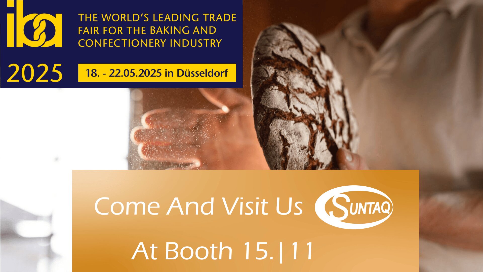 Ein Bäcker hält einen knusprigen Laib Brot in der Hand. Text: iba 2025, Weltleitmesse für die Bäckerei- und Konditoreibranche, 18.-22.05.2025 in Düsseldorf. Besuchen Sie uns, Suntaq, am Stand 15.11.