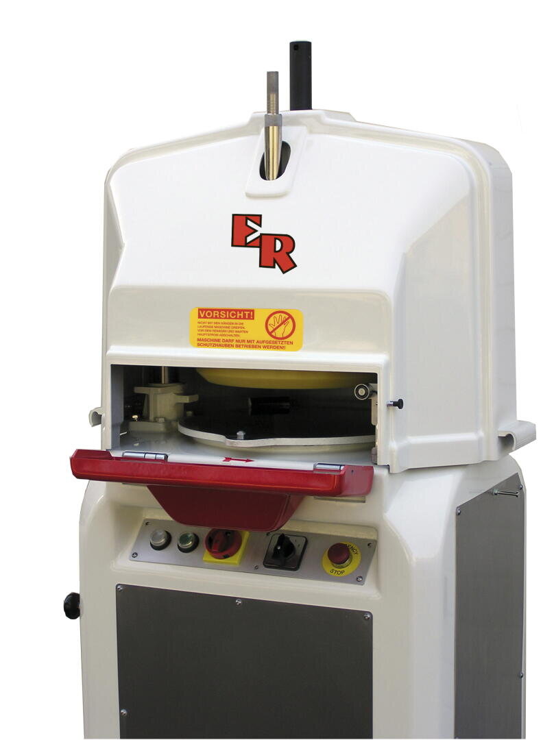 Eine weiße, handelsübliche Teigteilmaschine mit rotem ER-Logo, Bedientasten und Warnschildern auf der Vorderseite, konzipiert für den Einsatz in Bäckereien, vor einem schlichten weißen Hintergrund.