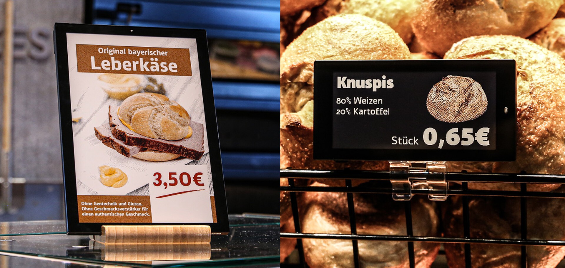 Auf zwei Schildern werden Backwaren angeboten: Das linke Schild wirbt für „Leberkäse“ im Brötchen für 3,50 €, das rechte Schild für „Knuspis“, ein Brot aus 80 % Weizen und 20 % Kartoffeln, für je 0,65 €.