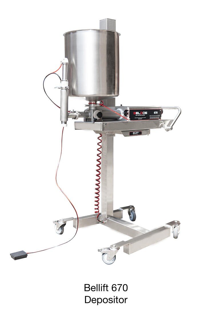 Ein Bellift 670 Depositor aus Edelstahl auf Rädern, mit einem großen zylindrischen Trichter, Bedienfeld, angeschlossenem Schlauch, Fußpedal und rotem Spiralkabel, für die Ausgabe von Lebensmitteln oder Flüssigkeiten.