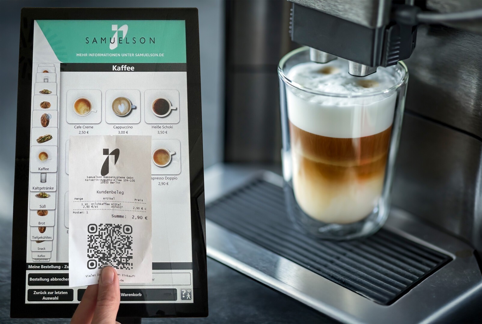 Eine Hand hält ein digitales Menü mit Kaffeeoptionen und einem QR-Code neben einer Kaffeemaschine, die einen geschichteten Latte in einem durchsichtigen Glas zubereitet.