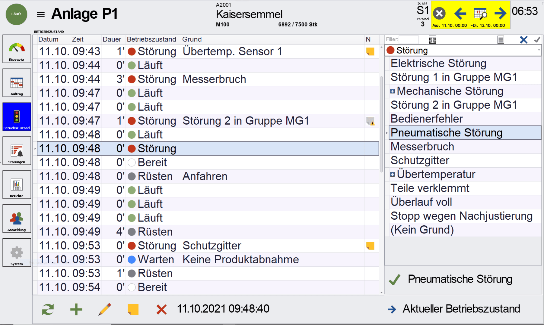 Ein digitales Bedienfeld zeigt eine Liste von Maschinenzuständen und Ereignissen an, einschließlich Fehlern, Betriebsarten und Zeitstempeln. Ein Seitenmenü hebt die Pneumatische Störung hervor, wobei Statussymbole und Navigationstasten sichtbar sind.