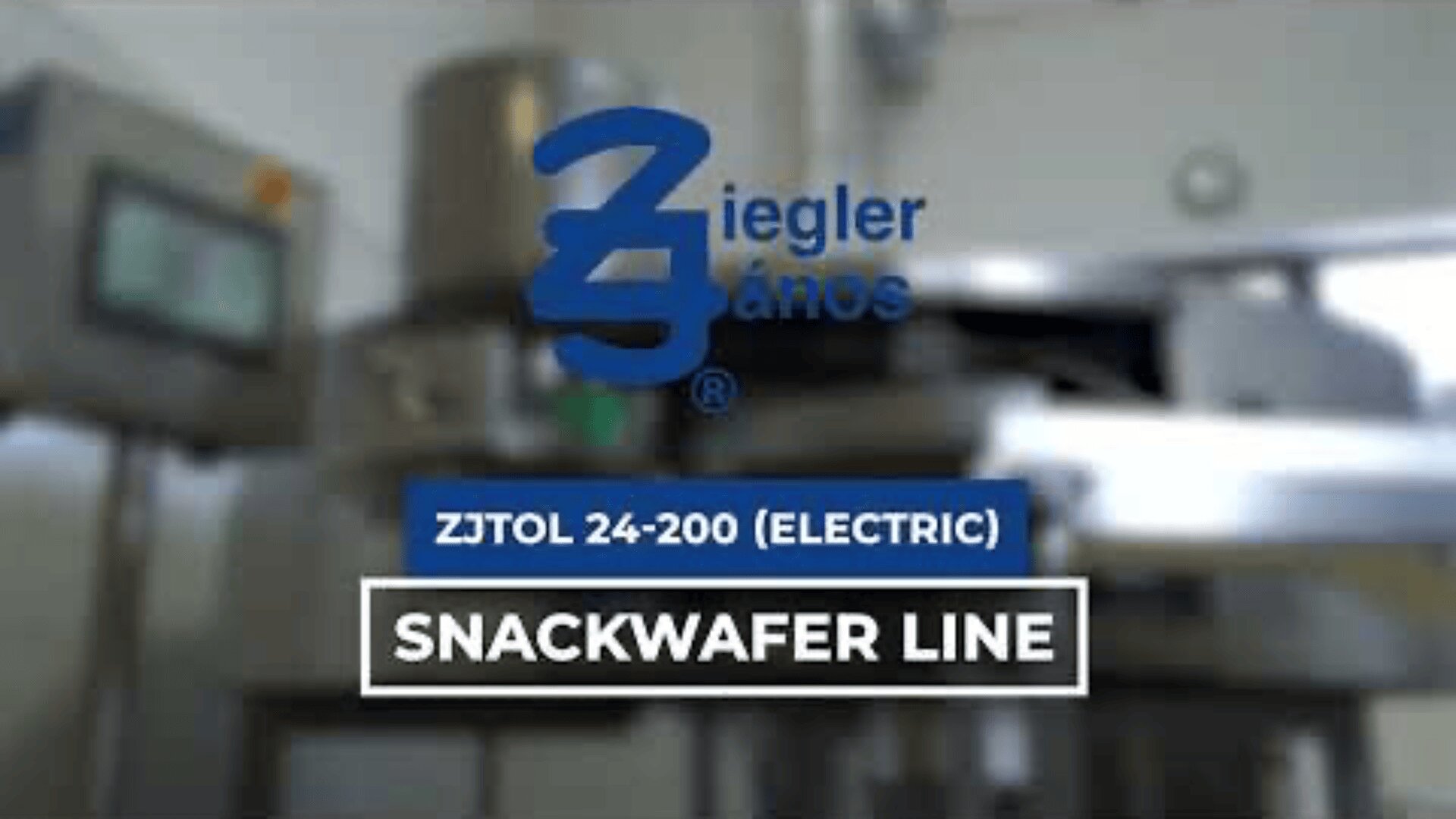 Unscharfes Bild einer Industrieanlage mit dem Logo und dem Text von Ziegler János: ZJTOL 24-200 (ELECTRIC) und SNACKWAFER LINE überlagert das Bild.
