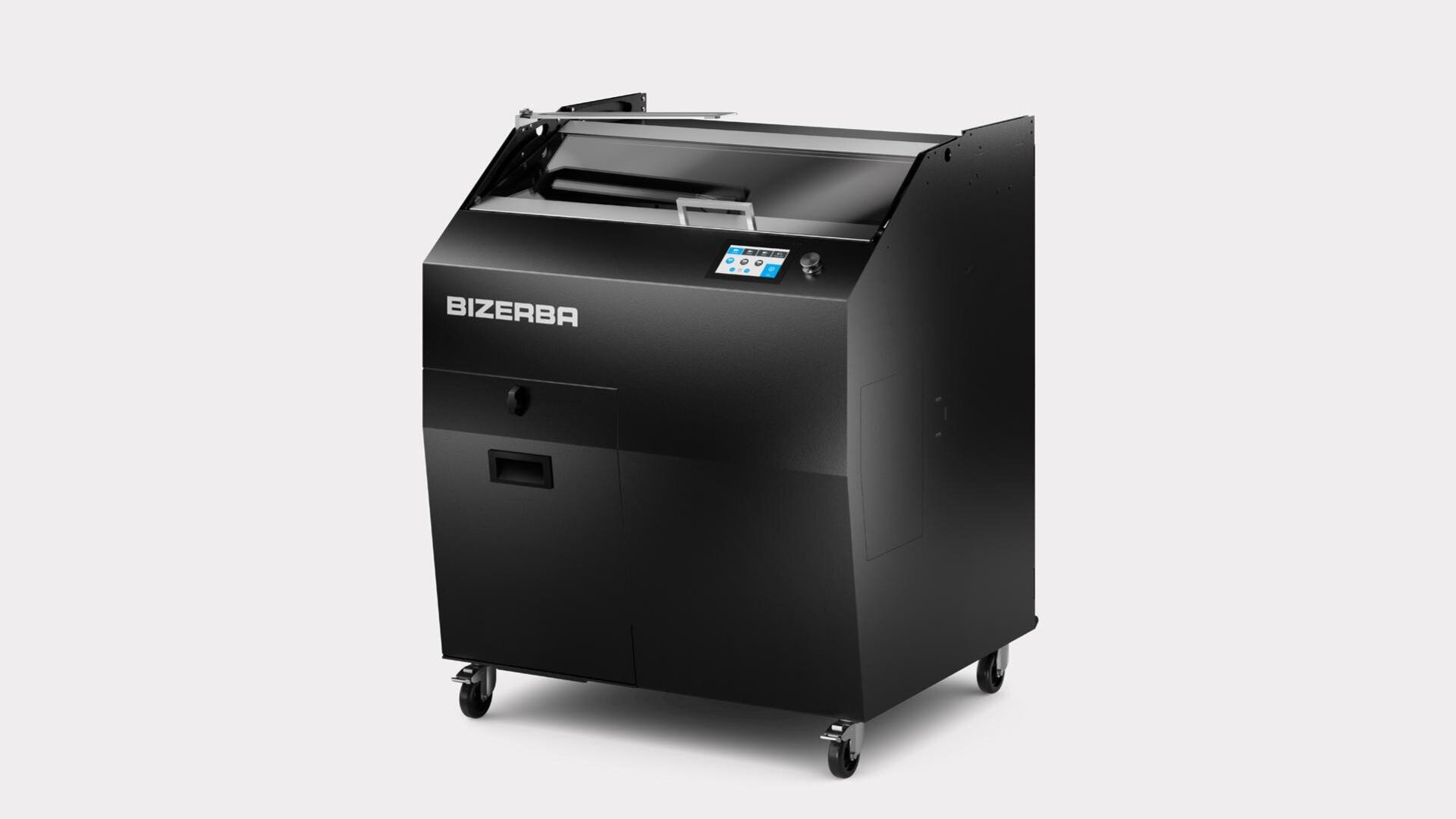 Eine schwarze Industriemaschine von Bizerba mit Touchscreen-Bedienfeld auf der Vorderseite, abgewinkeltem Deckel und vier Lenkrollen vor einem schlichten hellen Hintergrund.