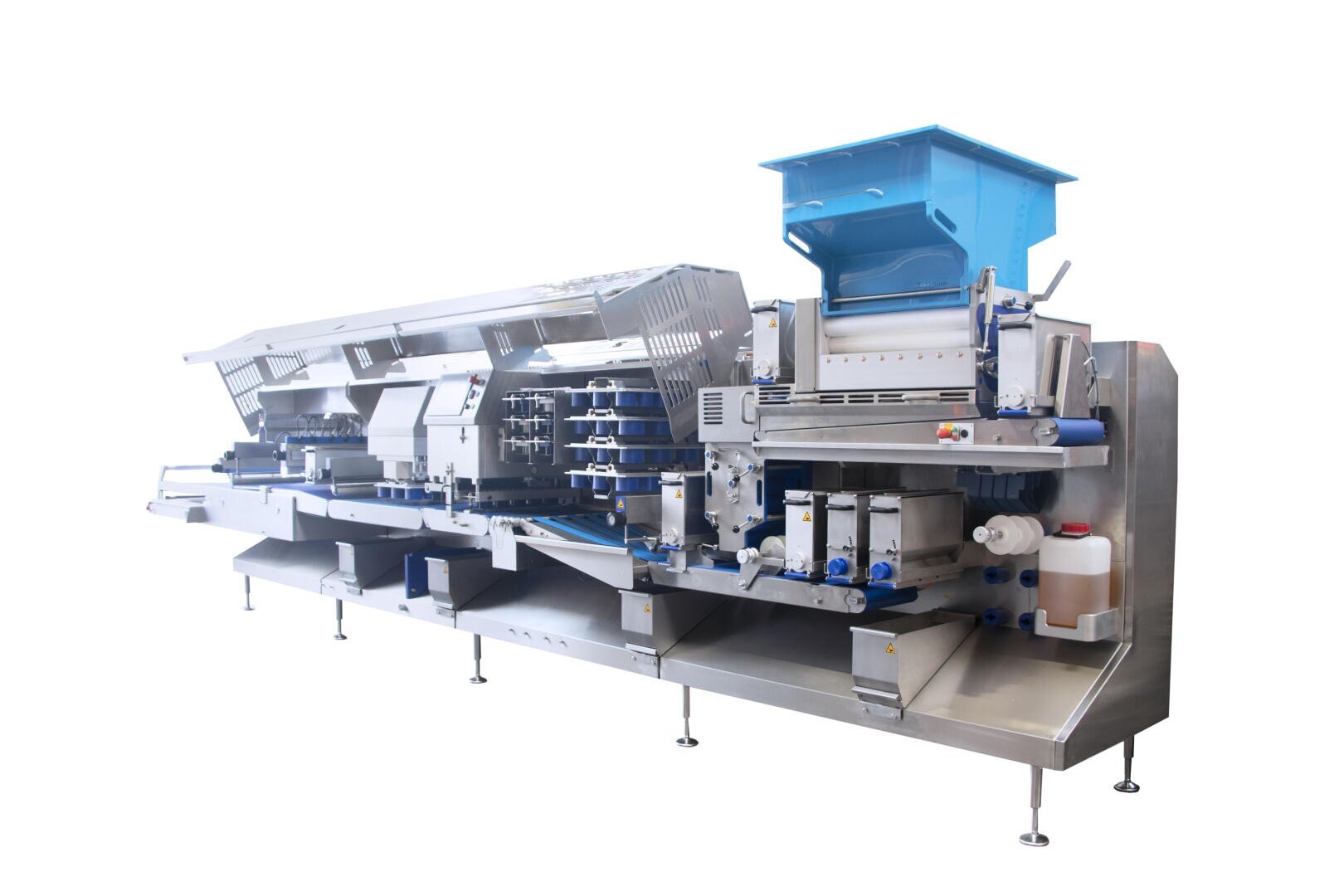 Große industrielle Lebensmittelverarbeitungsmaschine mit mehreren metallischen Fächern, Rollen, Schalttafeln und einem blauen Trichter an der Oberseite, konzipiert für die automatisierte Produktion oder Verpackung, stehend auf Metallbeinen vor einem weißen Hintergrund.