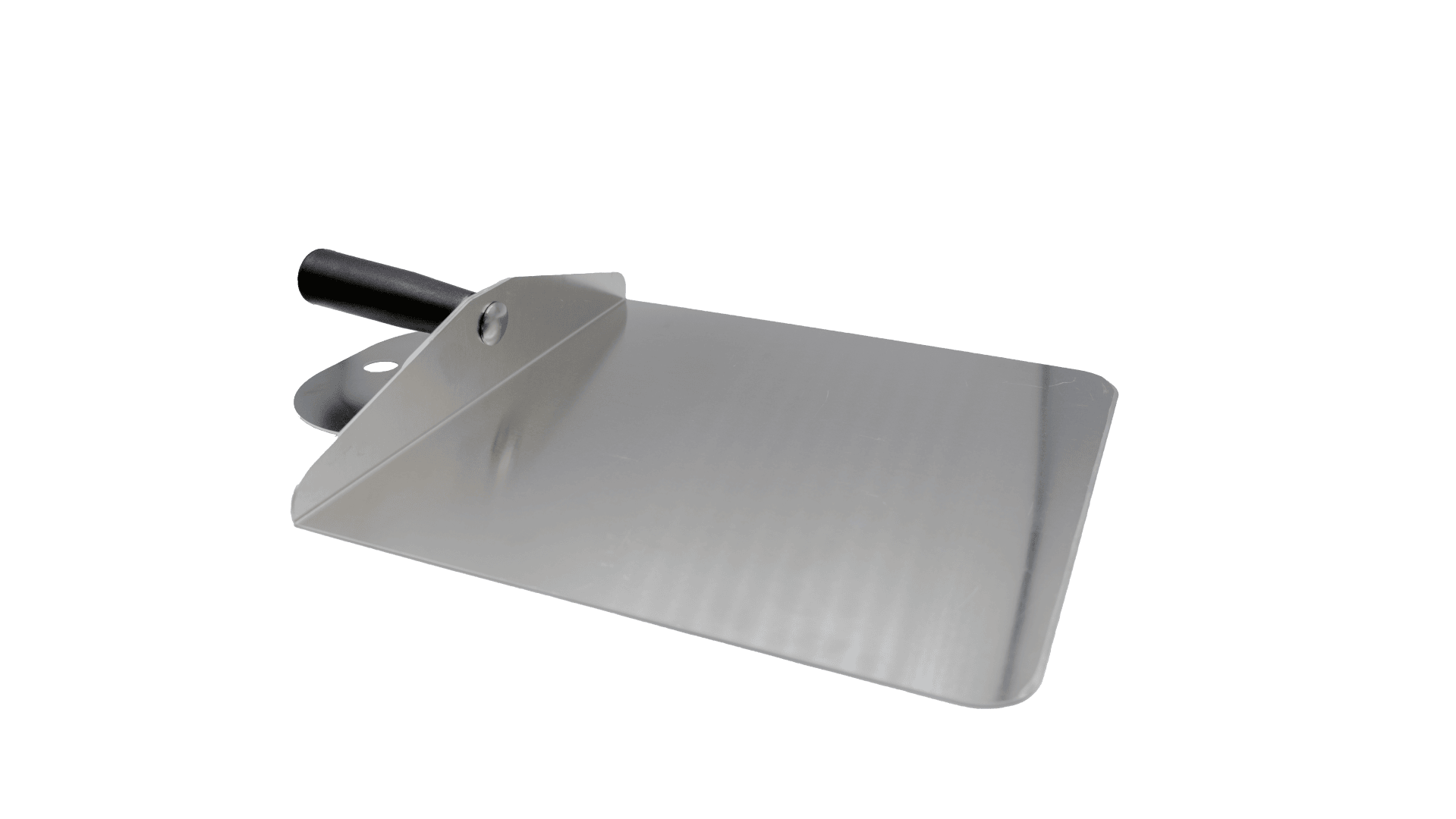 Eine Pizzaschaufel aus Metall mit schwarzem Griff, die eine flache, rechteckige Oberfläche und einen leichten Winkel aufweist, um Pizzen in den und aus dem Ofen zu schieben, dargestellt auf einem weißen Hintergrund.