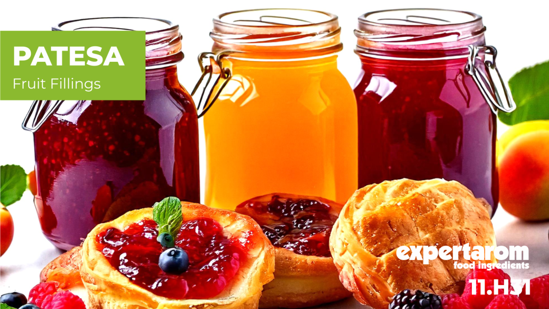 Drei Gläser mit bunten Fruchtfüllungen (rot, orange und lila) sind hinter fruchtgefülltem Gebäck zu sehen. Frische Beeren und Aprikosen sind verstreut. Der Text lautet „PATESA Fruchtfüllungen“ und „expertarom Lebensmittelzutaten 11.H.1.“.