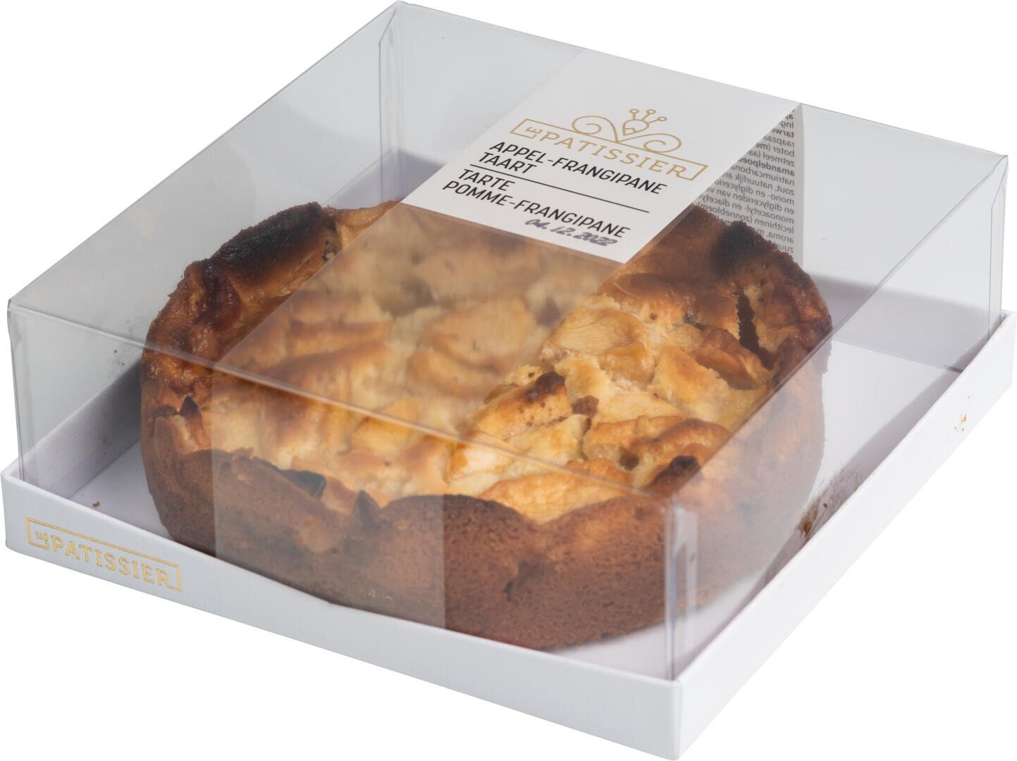Eine verpackte Apfel-Frangipanetorte mit goldbrauner Kruste, die durch einen durchsichtigen Plastikdeckel sichtbar ist. Auf dem Etikett der Verpackung steht PATISSIER Apfel-Frangipanetorte / Tarte Pomme-Frangipane.
