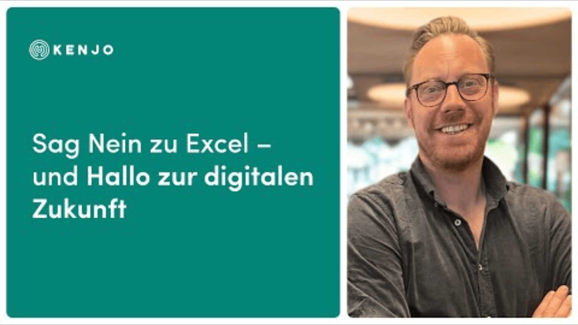 Ein lächelnder Mann mit Brille und Bart steht im Haus. Neben ihm steht auf blaugrünem Hintergrund der Text: „Sag Nein zu Excel – und Hallo zur digitalen Zukunft“. Das Kenjo-Logo befindet sich oben links.
