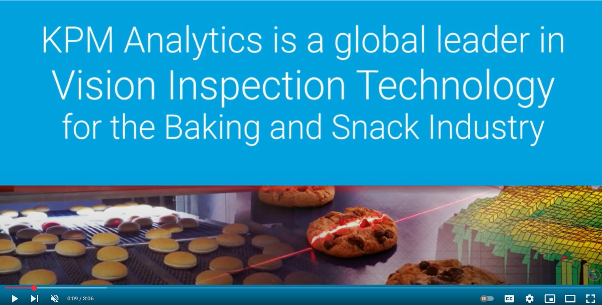 Auf einem Bildschirm wird der Text „KPM Analytics ist ein weltweit führendes Unternehmen im Bereich der optischen Inspektionstechnologie für die Back- und Snackindustrie“ mit Bildern von Keksen, Backwaren und der Technologie zum Scannen dieser angezeigt.