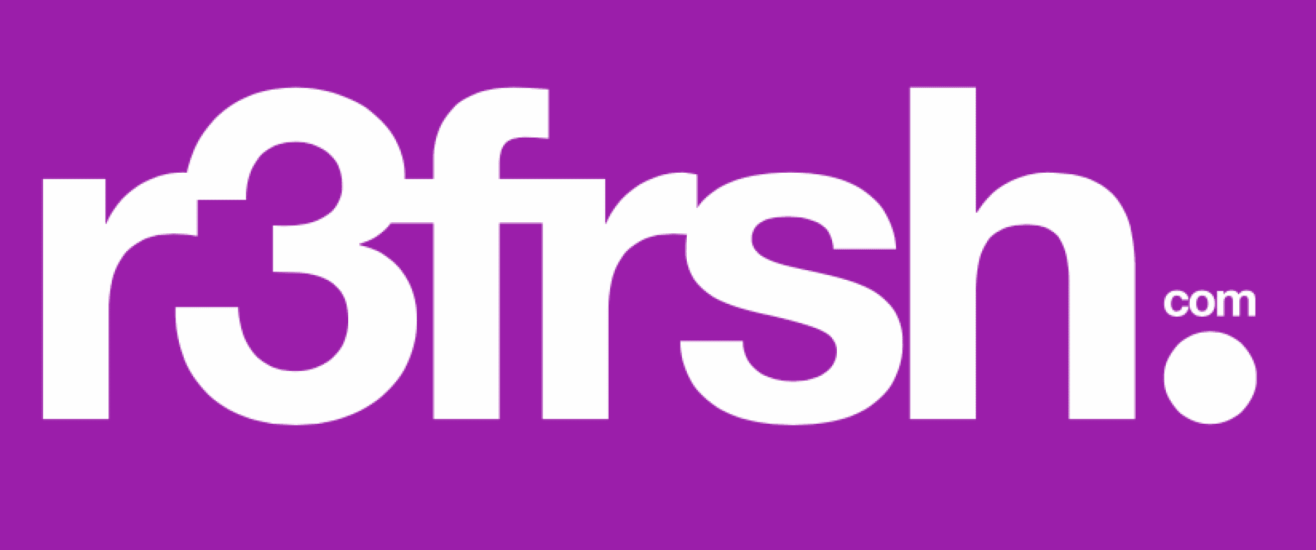 Weißer Text r3frsh.com in fetten Kleinbuchstaben auf einem soliden hellvioletten Hintergrund. Das erste e wird durch die Zahl 3 ersetzt.