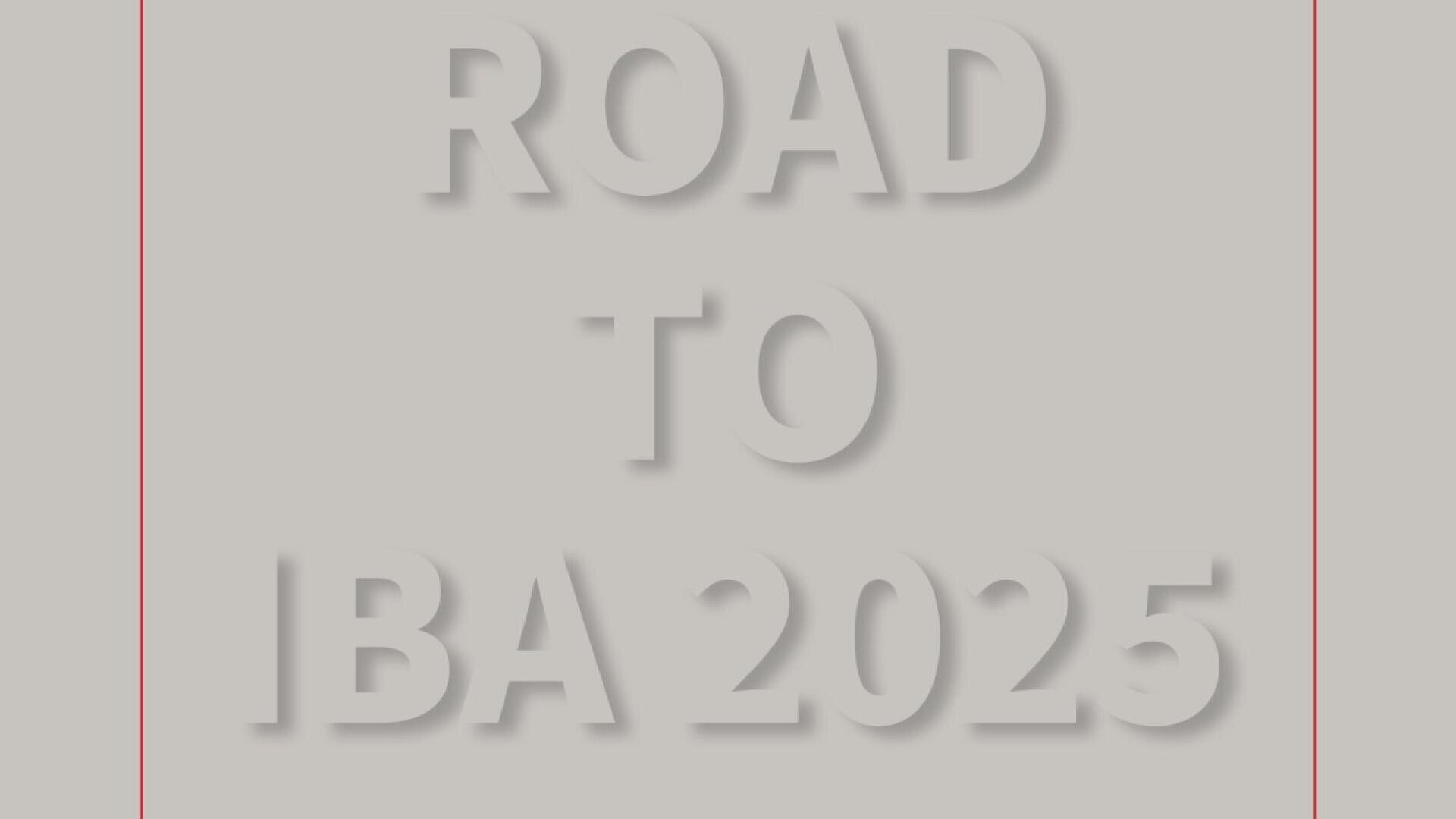Weißer Hintergrund mit großem, fettem, hellgrauem Text, der in Großbuchstaben ROAD TO IBA 2025 sagt, zentriert auf dem Bild mit dünnen roten vertikalen Linien am linken und rechten Rand.