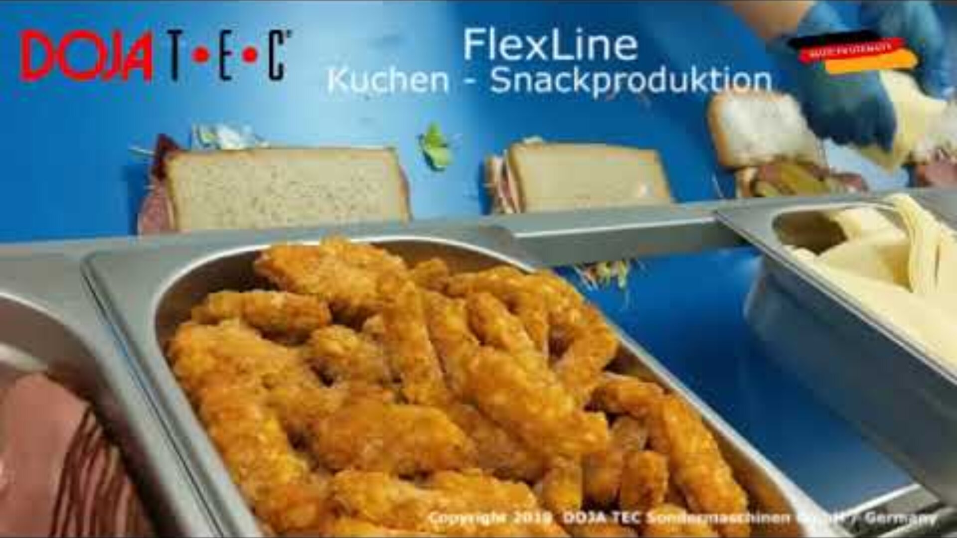 Close-up of breaded chicken strips in a metal tray, with sandwiches being assembled in the background on a blue counter. Text on the image reads DOJA TEC, FlexLine Kuchen - Snackproduktion.