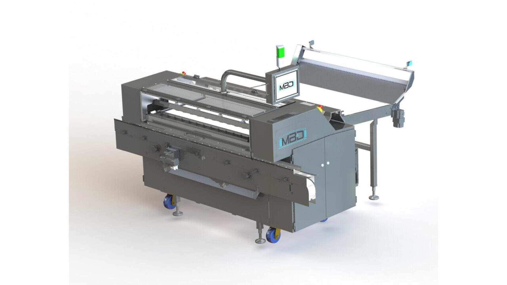 Eine große industrielle Lebensmittelverarbeitungsmaschine mit Metalloberflächen, Bedienfeldern und Rollen, die auf Rädern montiert sind. Die Maschine hat Kontrollleuchten und eine Rutsche für die Zufuhr oder den Auswurf von Produkten. Das Logo MBD ist darauf zu sehen.