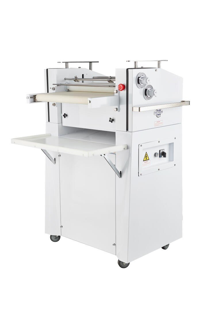 Eine gewerbliche Teigausrollmaschine mit einem weißen Metallgehäuse, verstellbaren Walzen, Bedienknöpfen, einer flachen Arbeitsfläche und Lenkrollen für Mobilität, die zum Ausrollen von Teig in Bäckereien oder Küchen konzipiert ist.