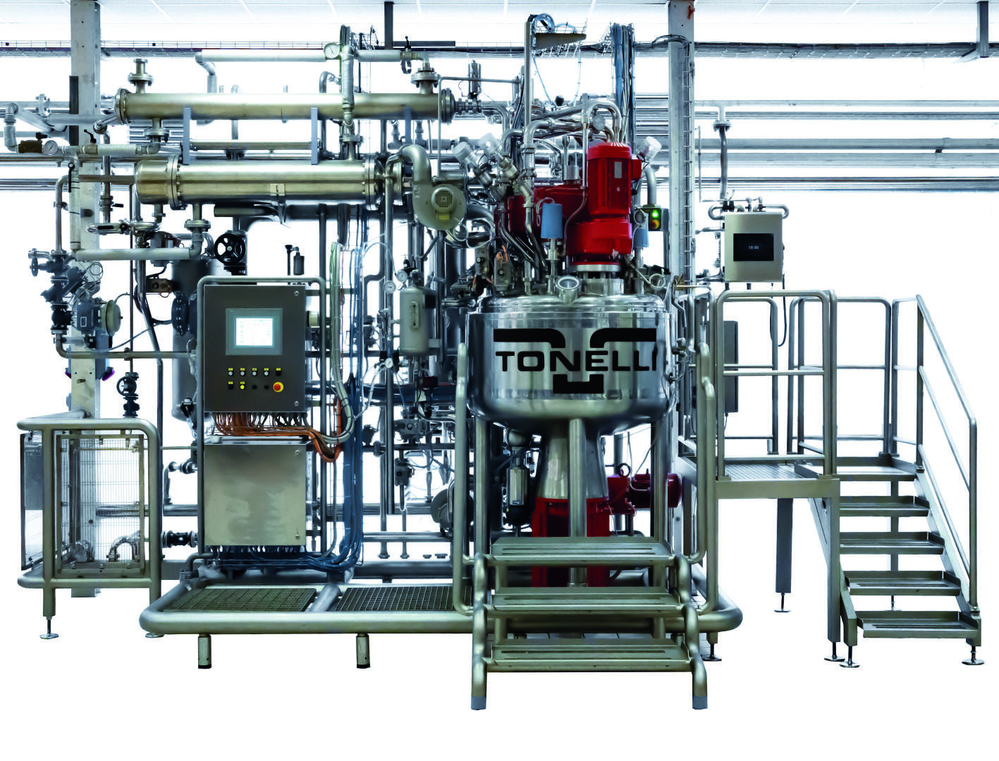 Industrielle Mischmaschine mit mehreren Metallrohren, Bedienfeld und einer großen Mischschüssel mit der Aufschrift TONELLI. Auf der rechten Seite befinden sich eine Treppe und ein Geländer für den Zugang des Bedieners, vor einem hellen, sauberen Hintergrund.